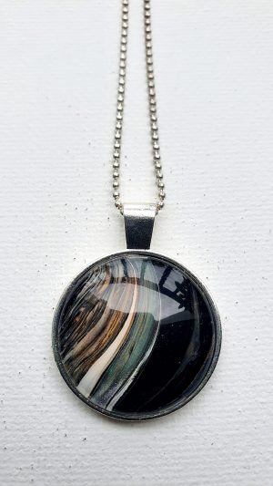 Calla, Claudie Hamburg, pendant acrylic pouring