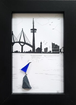 Blaues Meerglas mit Strandsteinchen